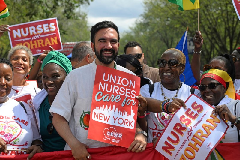 Un insurgent șochează clasa politică. Cum a câștigat imigrantul socialist Zohran Mamdani primăria New York-ului și ce înseamnă asta pentru SUA