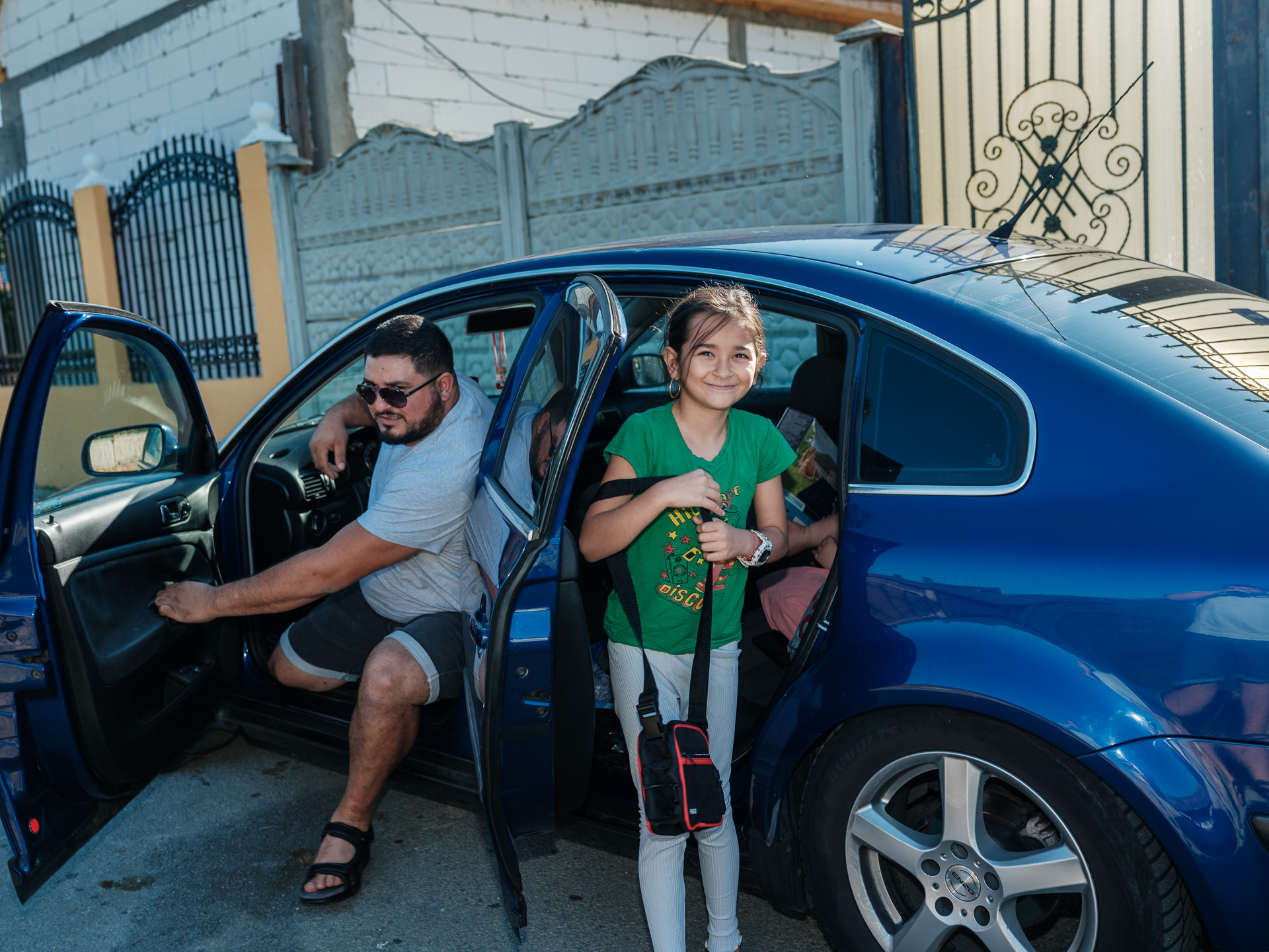 am zbătut: să nu mai mergem la veceu în fundul grădinii, să avem și noi cum e în Europa”. Copiii lor vorbesc patru limbi