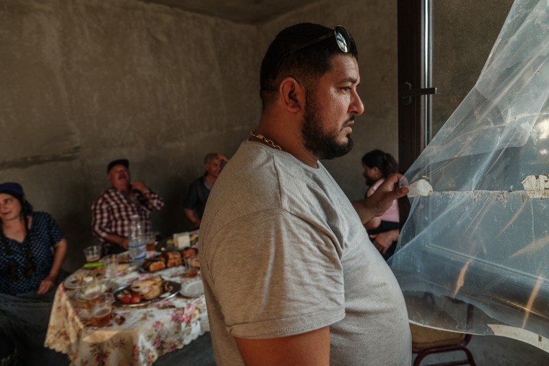 REPORTAJ. „În România nu-ți dă nimeni lucrare să lucrezi. Ne dă nouă de lucru să vopsim noi, să ne angajăm?”. Împinși să plece din țară, Geo și Marina trăiesc de ani de zile între două lumi