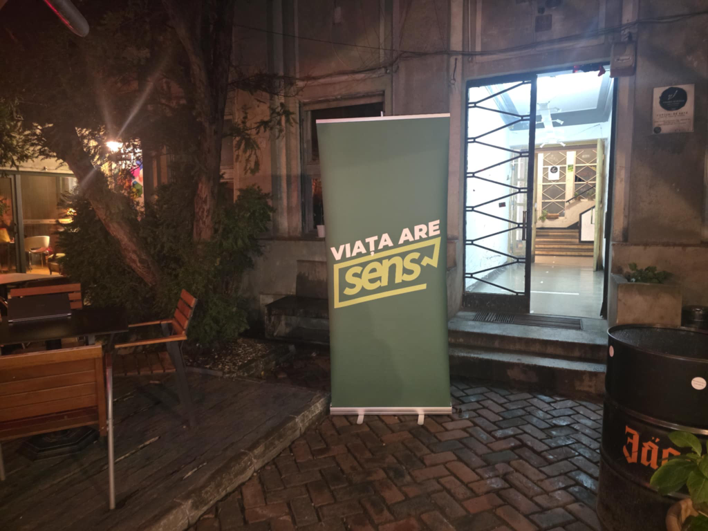 În fața sediului de campanie al Anei Ciceală. Foto: Alina Neagu / Hotnews