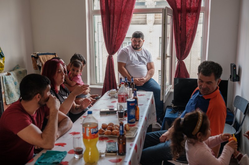 REPORTAJ. „În România nu-ți dă nimeni lucrare să lucrezi. Ne dă nouă de lucru să vopsim noi, să ne angajăm?”. Împinși să plece din țară, Geo și Marina trăiesc de ani de zile între două lumi