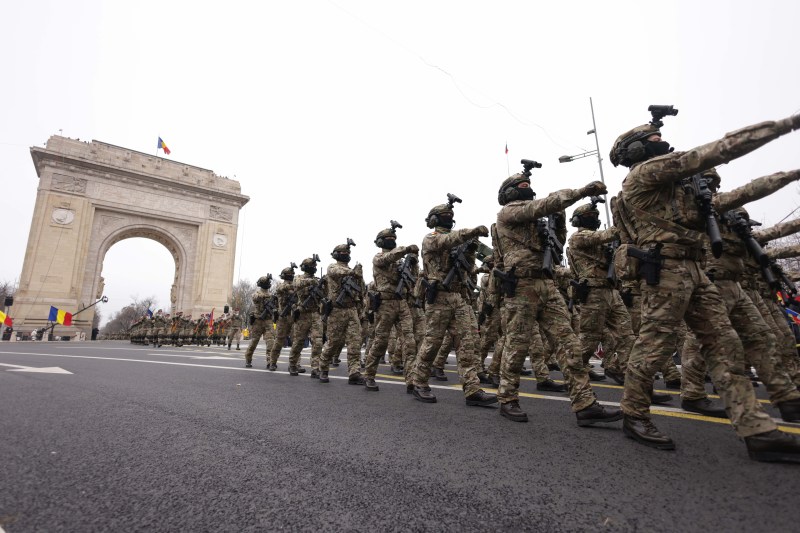 FOTO VIDEO Parada militară de 1 Decembrie, la Arcul de Triumf, în prezența a mii de oameni / Nicușor Dan, baie de mulțime la finalul paradei