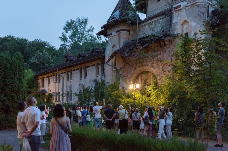 „Salutări de la băi!” Călătorie în stațiunile balneare, un univers rupt de lume, cândva fermecător