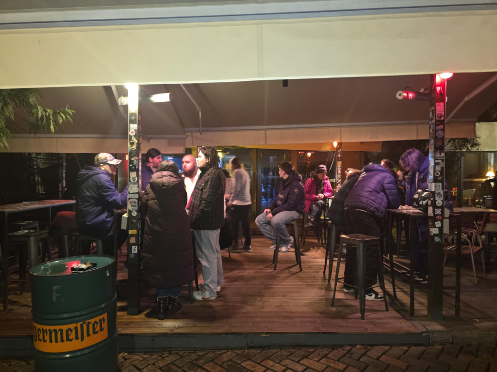 Lângă sediul de campaniei al Anei Ciceală, voluntarii de campanie stau la terasa din apropiere. Foto: Alina Neagu / Hotnews