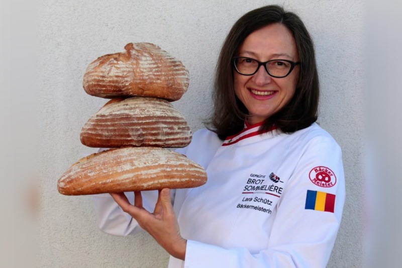 După zece ani petrecuți în sistemul de educație, Lara s-a mutat în Austria și și-a schimbat radical meseria: „Asta nu făcea parte din plan. Nu m-am trezit într-o dimineață spunând: gata, vreau să fiu brutar”. Acum e singura româncă  cu acest job