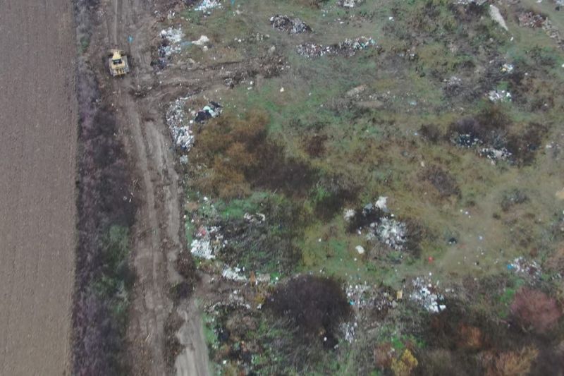 FOTO Momentul în care o primărie a fost prinsă de drona Gărzii de Mediu cum îngropa ilegal deșeuri