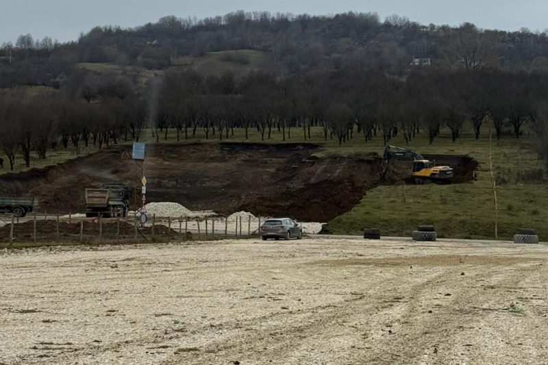 FOTO Doi bărbați au făcut o parcare pentru mașini în albia unui râu, în Argeș. Ce a urmat