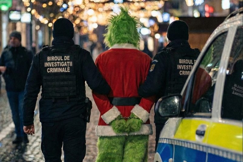 VIDEO Grinch de România a fost prins și reținut. A furat ornamente și a distrus decoruri festive