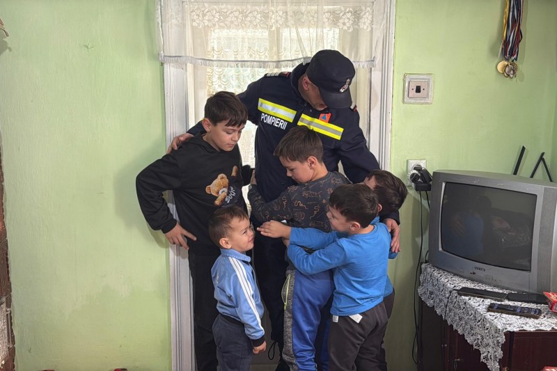 VIDEO Un pompier din Botoșani a oferit unei familii cu șapte copii, care risca să rămână pe drumuri, casa moștenită de la bunici