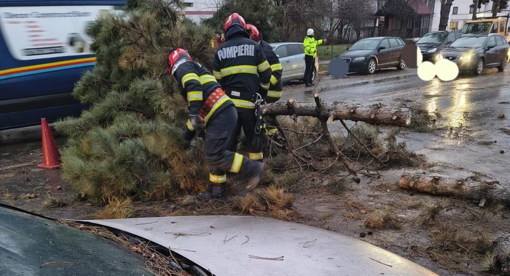 Intervenții ale pompierilor în județele afectate de viscol. Foto: IGSU