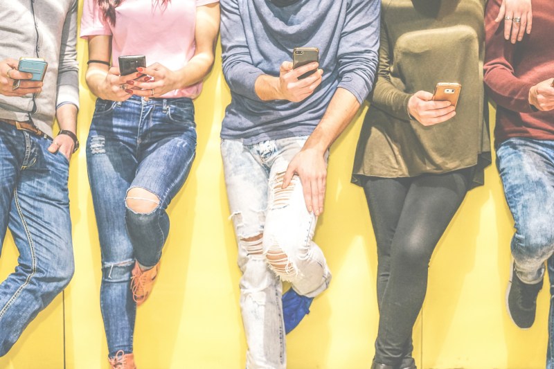 „Acesta e sfârșitul”. Jale în rândul adolescenților australieni după ce li s-a tăiat accesul la rețelele sociale