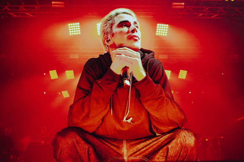 INTERVIU. „Cred că suntem din ce în ce mai amorțiți și fără speranță”. Revolta artistului din Generația Z care la ultimul concert i-a încurajat pe tineri să protesteze pentru o justiție corectă