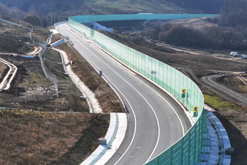 VIDEO A fost inaugurat primul drum construit de chinezi în România, terminat cu o întârziere de aproape trei ani, mai mult decât ar fi trebuit să dureze toată construcția