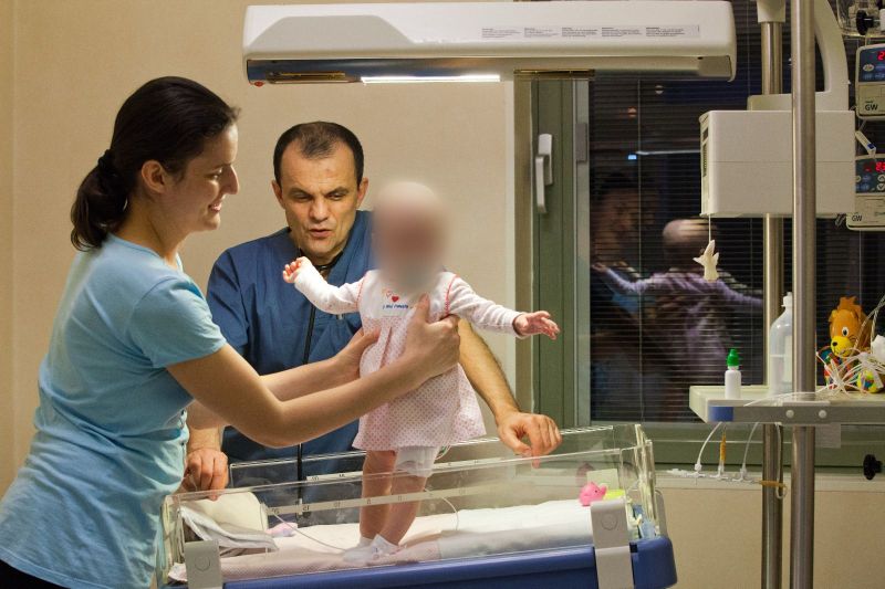 Un medic cunoscut strânge donații pentru ca bebelușii care au nevoie de un pat ATI să nu mai moară pe lista de așteptare. „Câteva sute rămân pe dinafară”