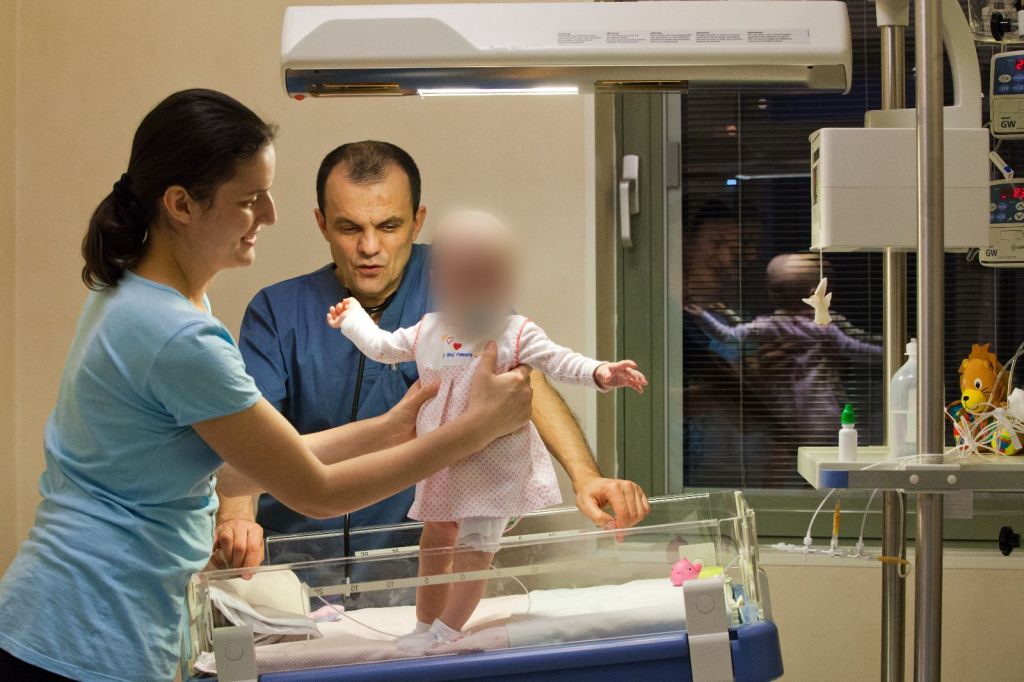 Dr. Cătălin Cîrstoveanu în secția ATI de la „Marie Curie” / Foto: Enona Chiriac - Asociația Inima Copiilor