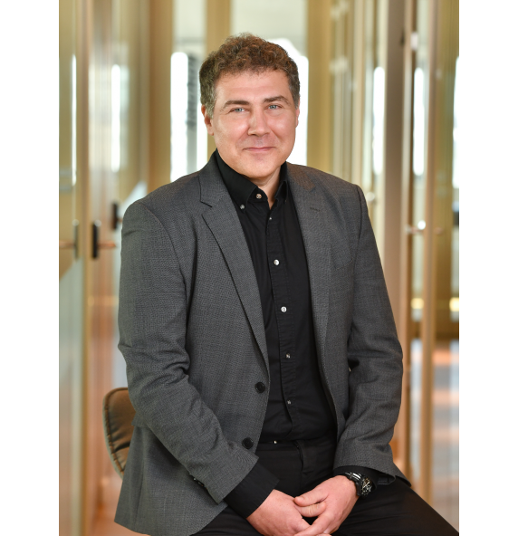 Antreprenor român discutând cu mentor despre digitalizarea IMM-urilor, securitate digitală și finanțare IMM-uri în birou modern | sursa foto: HotNews Antreprenor român discutând cu mentor despre digitalizarea IMM-urilor, securitate digitală și finanțare IMM-uri în birou modern | sursa foto: HotNews