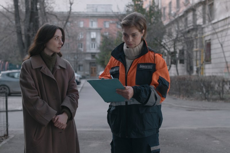 „Trăim într-o lume în care copiii nu mai ajung la înmormântarea părinților”. Interviu cu regizorul care a transformat o poveste reală într-un film despre oamenii care mor singuri