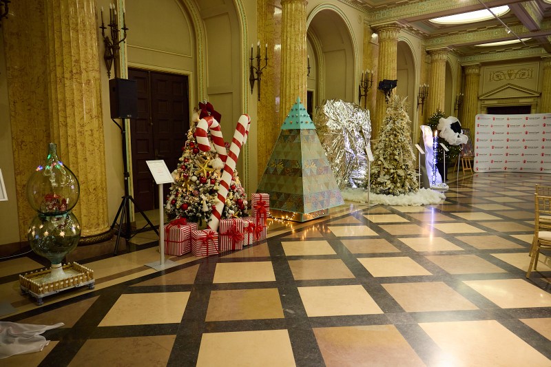 FOTO: Sumă uriașă strânsă la licitațiile pentru brazi creați de designeri și artiști din România. Cum arată creația de 200.000 de euro / Unde vor ajunge banii