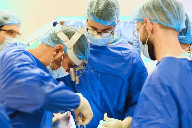 O „banală“ durere de spate era, de fapt, o fractură de coloană. Operația rară în lume, realizată la MedLife Humanitas Cluj, care i-a salvat cariera unui baschetbalist de 14 ani