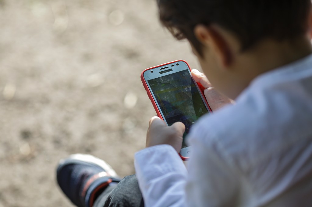 Un copil folosește un smartphone, fotografie ilustrativă. Inquam Photos / Octav Ganea