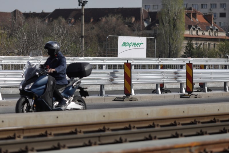 Cine e motociclistul care a intrat pe linia de tramvai 41, ca să scape de traficul din București. Polițiștii îl caută pe cascadorul care fuge de tramvai pe traverse