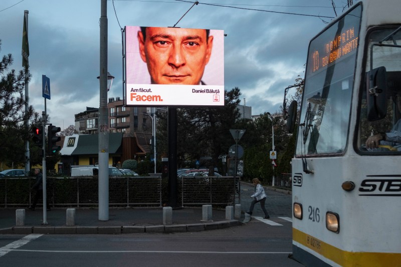 Un panou electoral cu Daniel Băluță pentru alegerile locale pentru Primăria Municipiului București, 5 noiembrie 2025. Inquam Photos / Alexandru Nechez