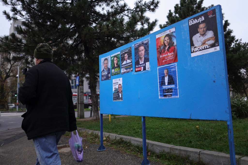 Afișe electorale cu candidații pentru alegerile locale la Primăria Capitalei, din 7 decembrie, în București, 23 noiembrie 2025. Inquam Photos / Octav Ganea