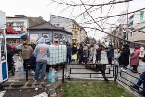 Mai multe persoane așteaptă la rând pentru a umple sticle cu apă potabilă, în orașul Câmpina, luni, 1 decembrie 2025 | Foto:  Inquam Photos / Ovidiu Micsik