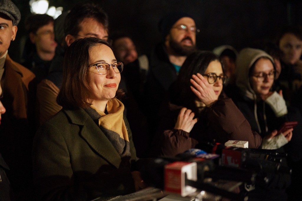 Ana Ciceală face declarații după afișarea rezultatelor exit-poll în Parcul Cișmigiu. Inquam Photos / Pană Tudor