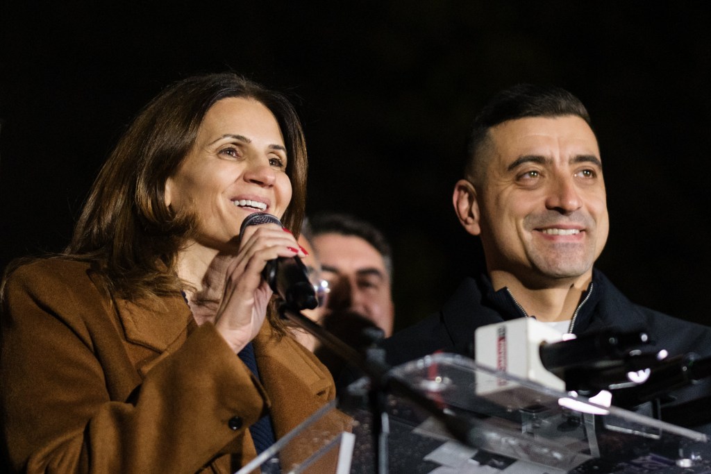 Anca Alexandrescu și George Simion fac declarații la sediul AUR după afișarea rezultatelor exit-poll, 7 decembrie 2025. Inquam Photos / Alexandru Nechez
