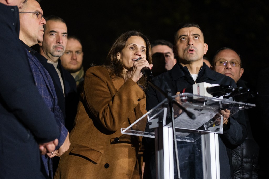 Anca Alexandrescu și George Simion fac declarații la sediul AUR după afișarea rezultatelor exit-poll, 7 decembrie 2025. Inquam Photos / Alexandru Nechez