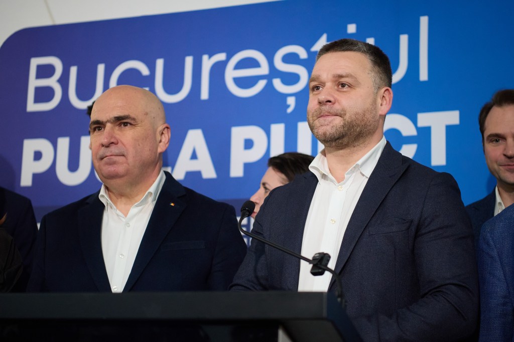Ilie Bolojan și Ciprian Ciucu, la anunțarea rezultatelor exit-poll, la sediul partidului PNL din București, 7 decembrie 2025 | Foto: Inquam Photos / Codrin Unici