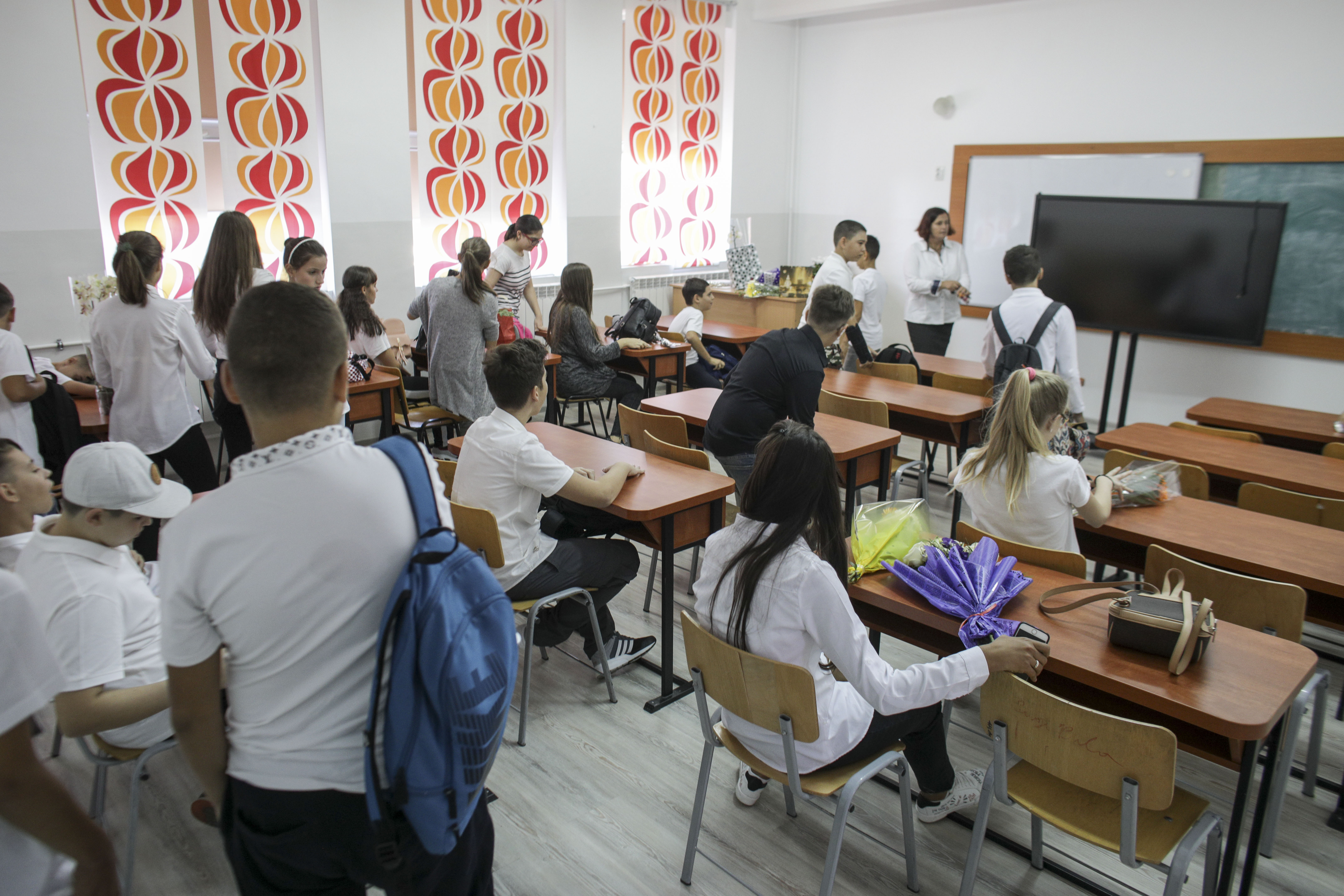 Legea salarizării reduce sporul pentru dirigenți la o sumă fixă de 240 lei net, scăzând veniturile unor profesori
