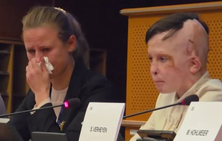 VIDEO O interpretă a Parlamentului European nu își poate stăpâni lacrimile în timp ce traduce ce spune un copil