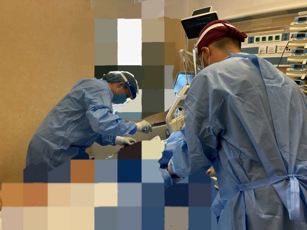 Iuliana și Iustian Iachim în sala de operație / Foto: Arhiva personală