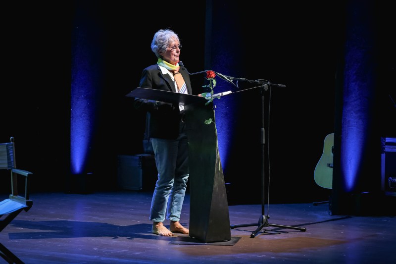 VIDEO Revoltată de politicile lui Trump, o legendă a muzicii s-a întors în studio la aproape 85 de ani: „Avem nevoie de un imn”