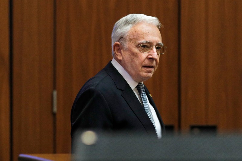 Consumul populației depășește nivelul veniturilor, spune raportul BNR. Câți români primesc încă banii în plic la salariu