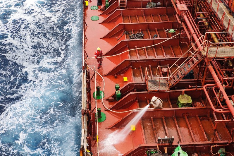 O navă rusească a fost lovită pe Marea Neagră aproape de Turcia