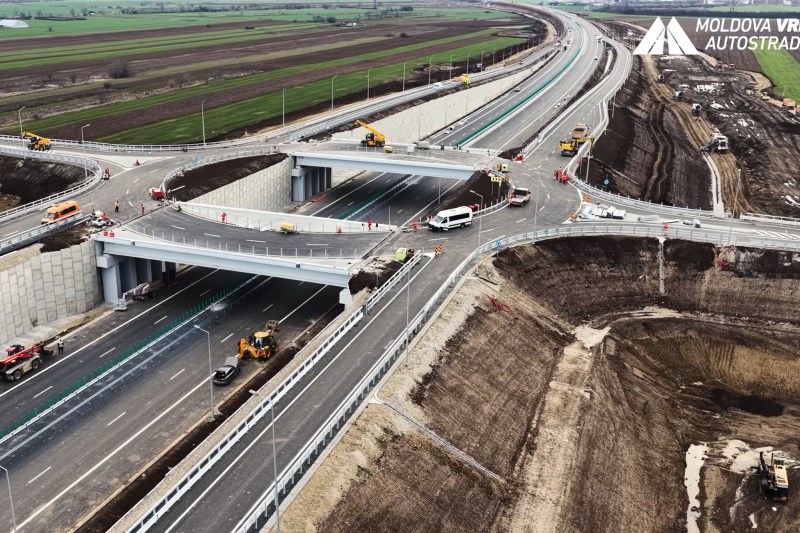 VIDEO Înainte de Crăciun se va putea circula neîntrerupt 250 de kilometri pe o nouă autostradă. Lucrări contra-cronometru