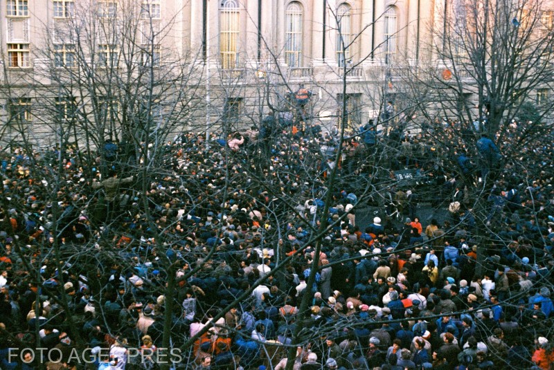 Guvernul a aprobat desecretizarea arhivelor diplomatice din primii ani de după Revoluție, inclusiv cele privind mineriadele, alegerile din „Duminica Orbului” și prăbușirea URSS