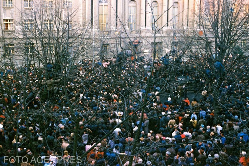 O nouă campanie masivă pe TikTok încearcă să spele creierele. Dar tinerii din România merită mai mult. „Ceaușescu cine ești, criminal din Scornicești”