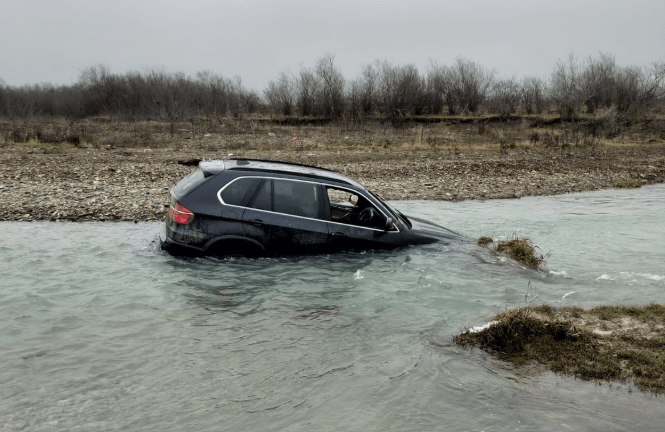 FOTO Un șofer băut și fără permis și-a abandonat mașina în albia unui râu, în timp ce fugea de polițiști, în Neamț
