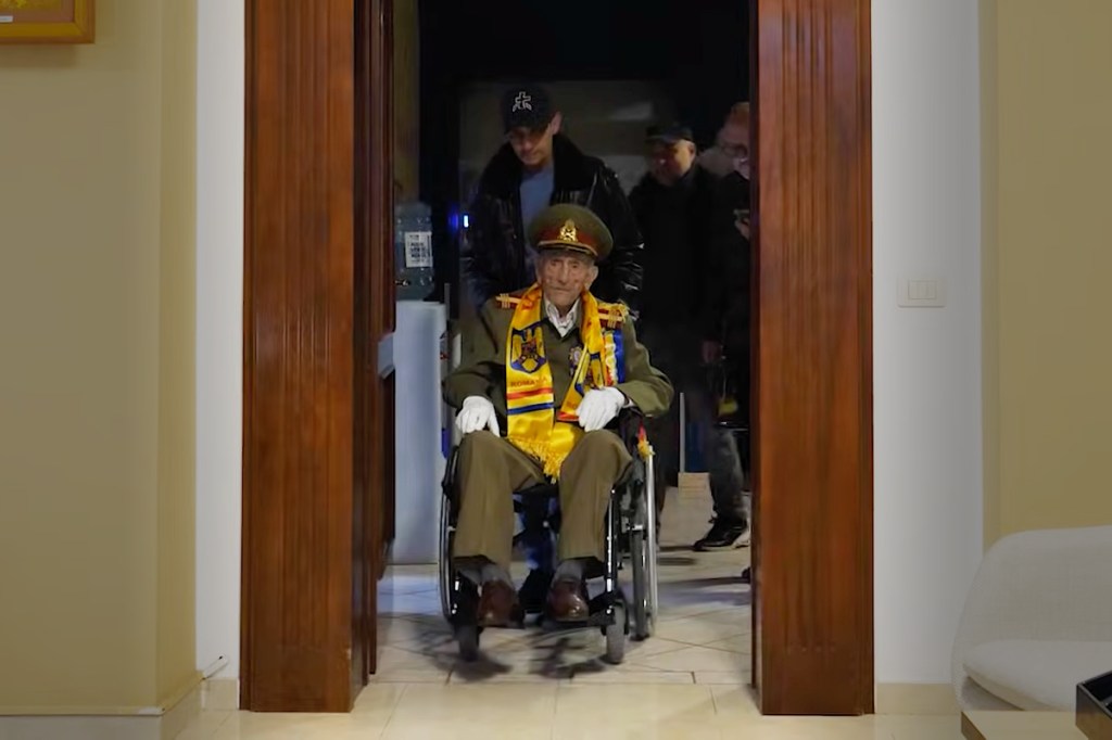 Veteranul Vasile Banu sosește la interviul cu HotNews.ro. Foto: Adi Iacob / Hotnews