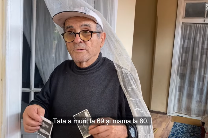 Singurătatea într-un mic oraș turistic din România: ce se întâmplă cu localnicii după ce pleacă turiștii? „Prietenii mi-au cam murit”