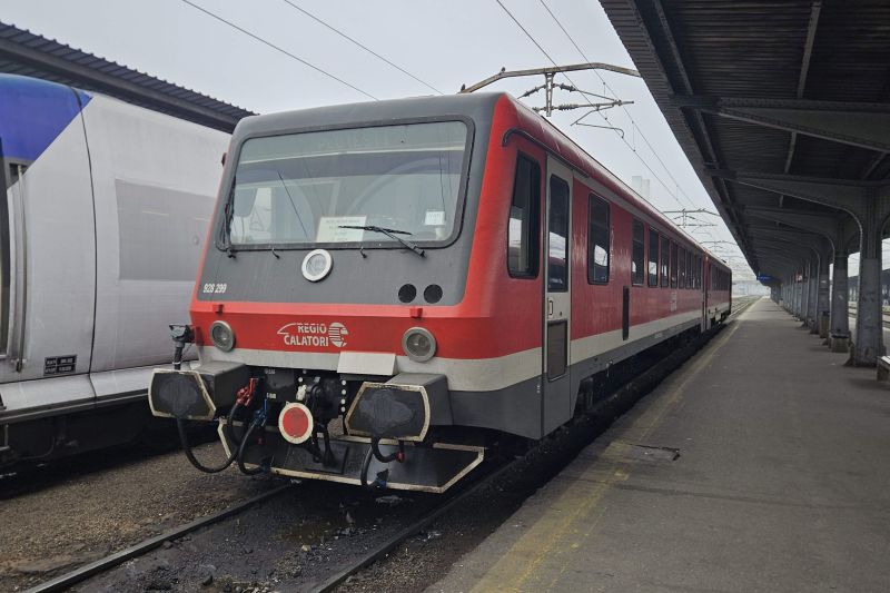 Pasagerii unui tren privat care s-a defectat au așteptat patru ore între Sinaia și Câmpina sosirea unui tren de ajutor
