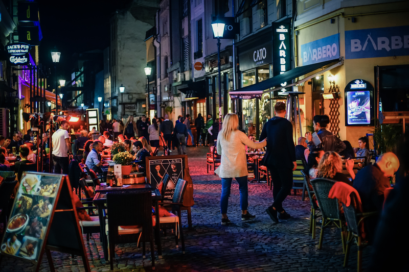 Pentru fiecare euro adus de un străin în România, un român a scos aproape 2,1 euro afară din țară. Cine sunt cei mai numeroși turiști străini și câți bani au lăsat în țară