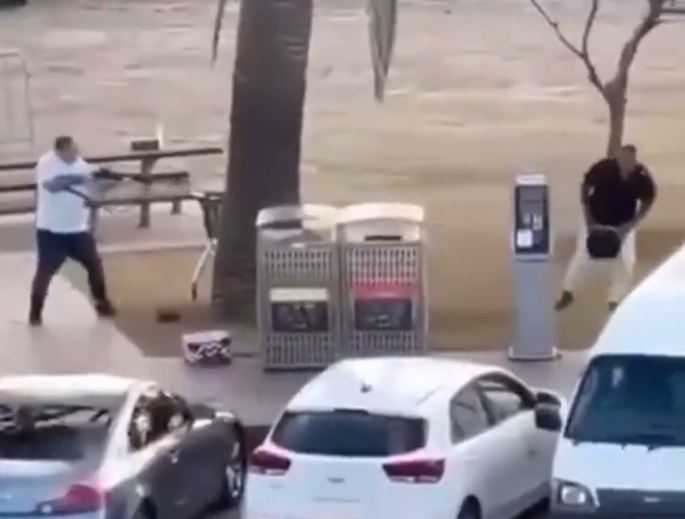 VIDEO Eroul Ahmed: Australia și Trump îl salută pe vânzătorul de fructe care l-a dezarmat pe unul dintre atacatorii de pe plaja Bondi