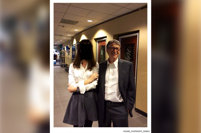 Bill Gates și un miliardar discret, în noi fotografii din dosarul Epstein. Urmează să fie publicate toate documentele