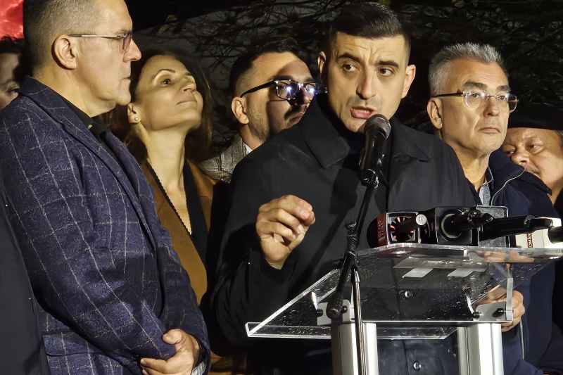 George Simion face declarații după închiderea urnelor la alegerile pentru Primăria Capitalei, 7 decembrie 2025. Foto: Laurențiu Ungureanu / Hotnews