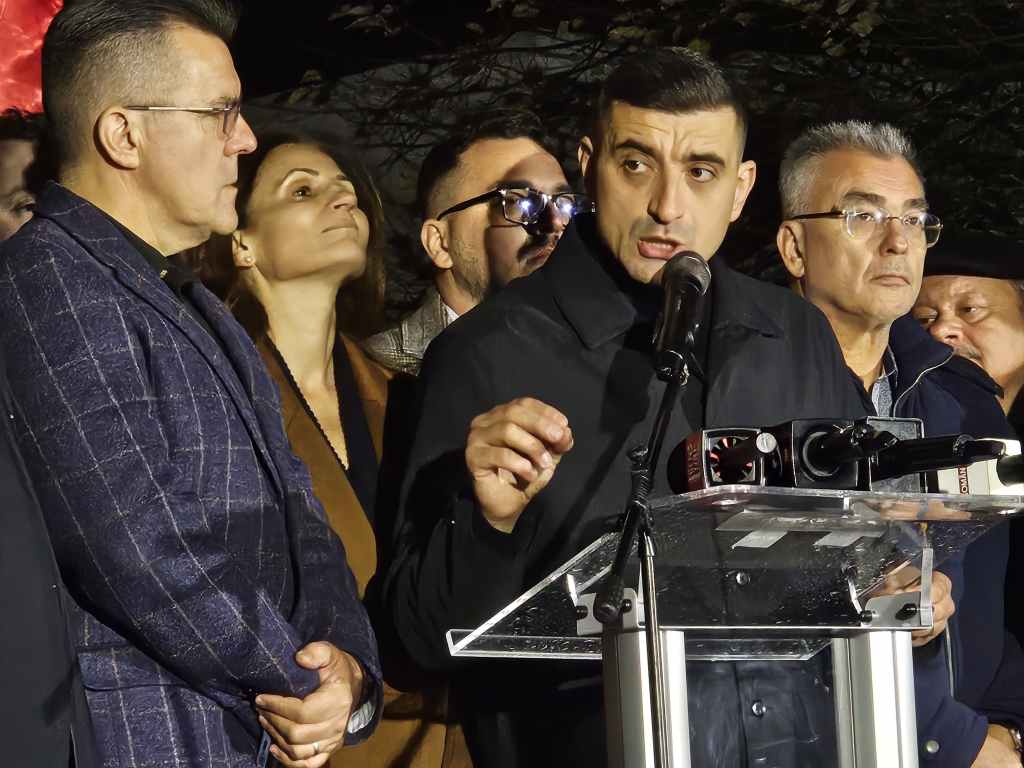 George Simion face declarații după închiderea urnelor la alegerile pentru Primăria Capitalei, 7 decembrie 2025. Foto: Laurențiu Ungureanu / Hotnews